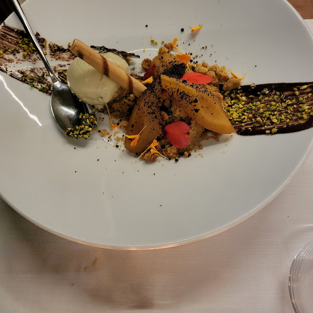 Crumble Con Gelato Al Pistacchio E Pere Scottate In Prosecco