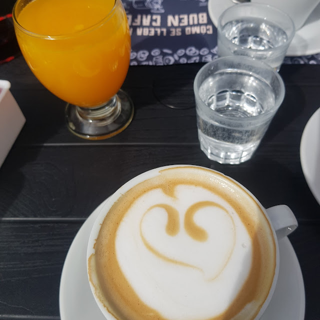 Café Con Leche Medialunas Y Jugo de Naranjas
