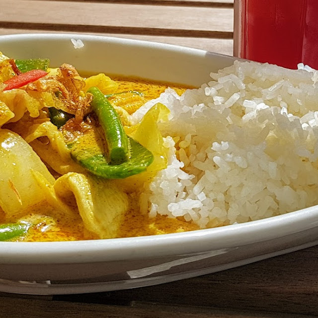 Gelbes Curry Mit Poulet
