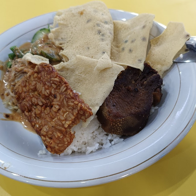 Pecel Lauk Tempe Dan Lidah Goreng