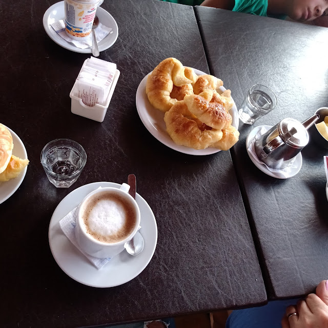 Café Con Leche C Medialunas