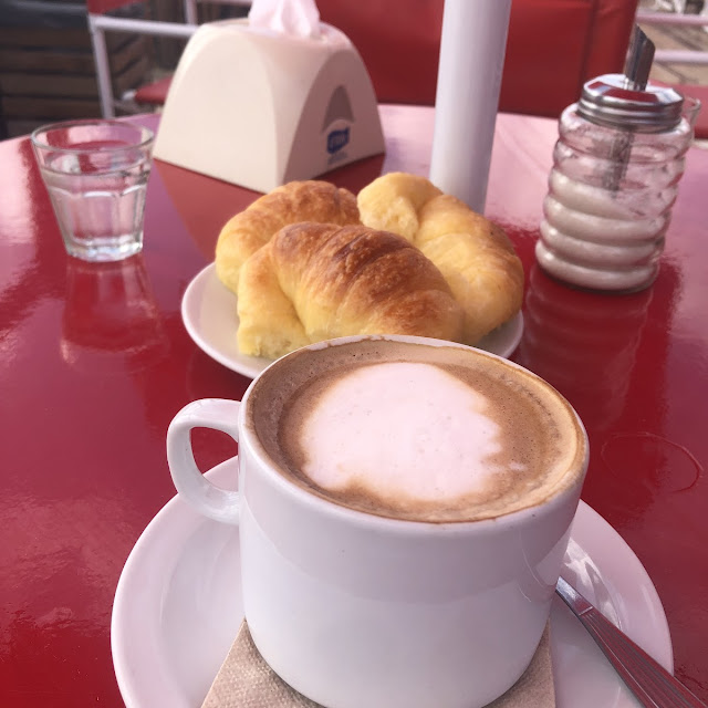 Café Con Leche Con Medias Lunas