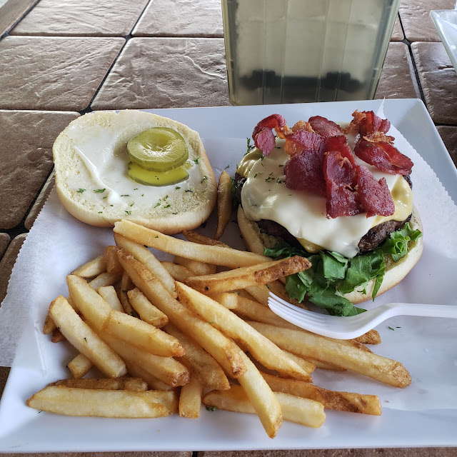 Rey Burger Con Queso Americano Y Suizo Lechuga Tomate Cebolla Lila Y Bacon