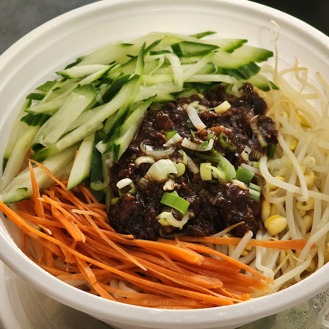 Fried Bean Paste w Pork on Noodles 炸酱面