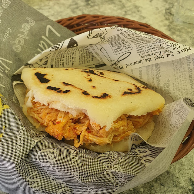 Arepa Pollo Y Queso Blanco