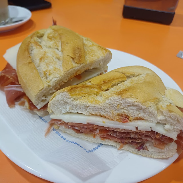 Bocadillo de Serrano Y Queso Manchego
