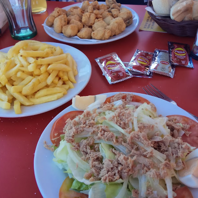 Ensalada Mixta Con Adobo Y Patata Frita