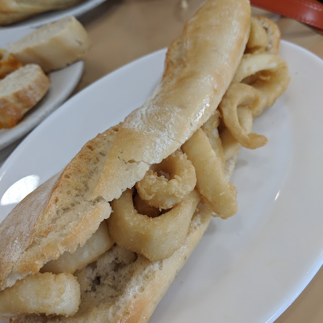 Bocadillo Calamares Y Bocadillo de Chorizo Frito