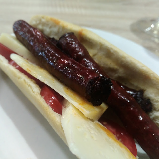 Bocadillo de Chistorra Tomate Y Queso Manchego
