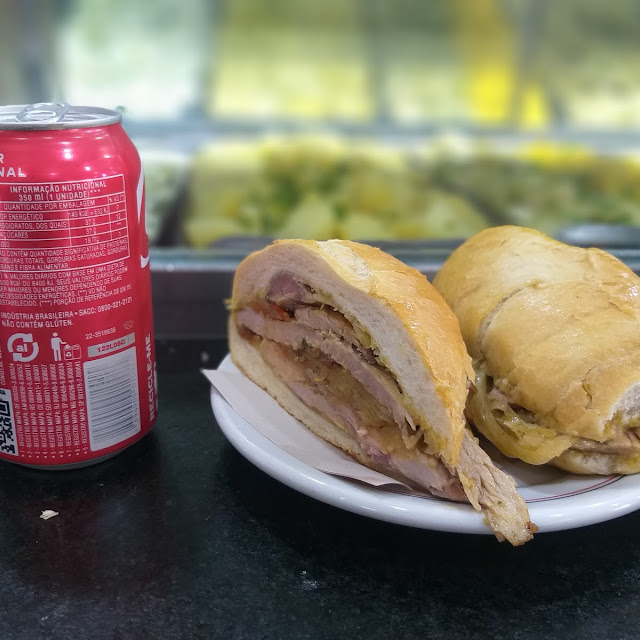 Lanche de Pernil Com Queijo Prato E Vinagrete