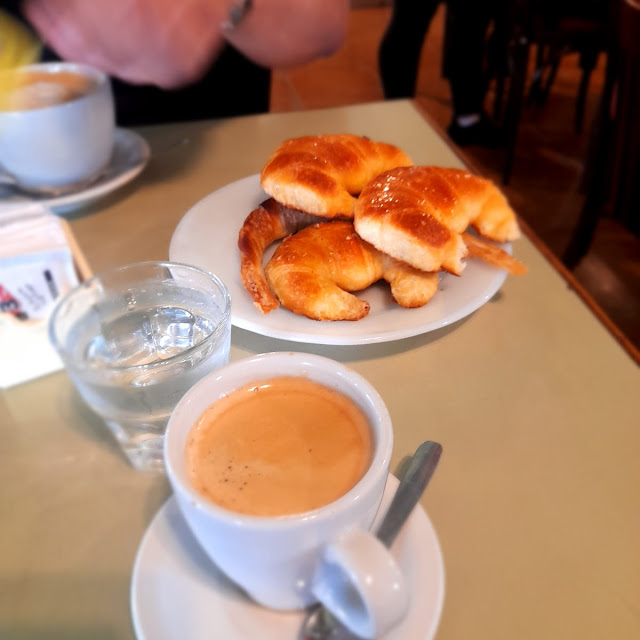 Café Con Leche Con Medías Lunas
