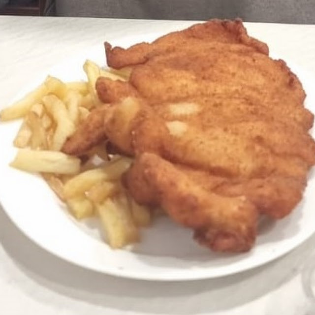 Pechuga Empanada Con Patatas Fritas