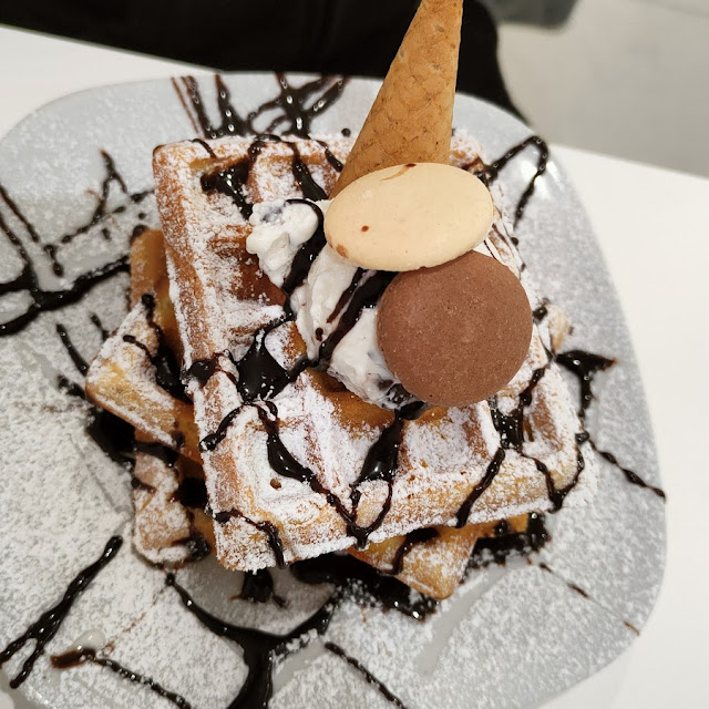 Waffle Con Gelato Stracciatella E Nutella