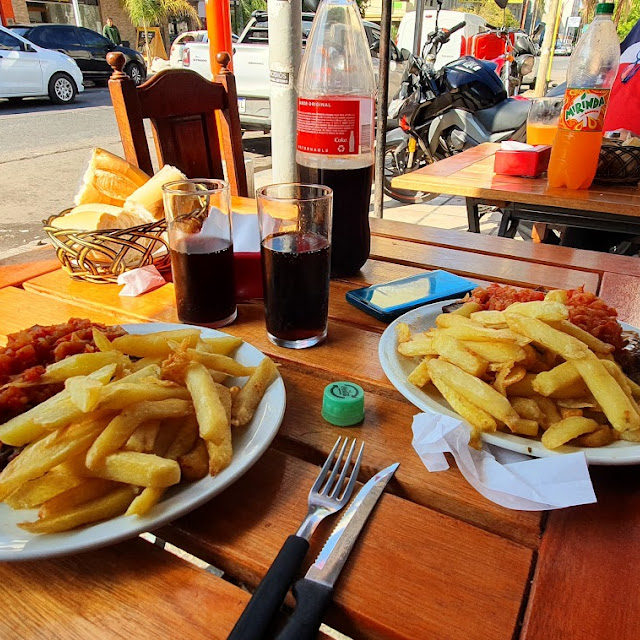 Carne Mechada Con Papás Fritas