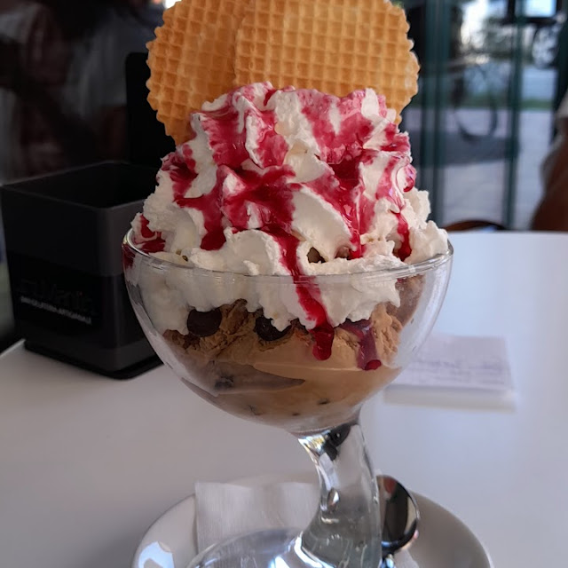 Gelato Caffè Liquirizia Fragola Panna E Sciroppo Amarena