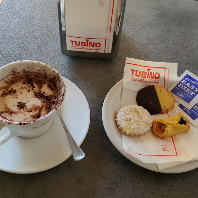 Caffè Macchiatone Con Biscotti
