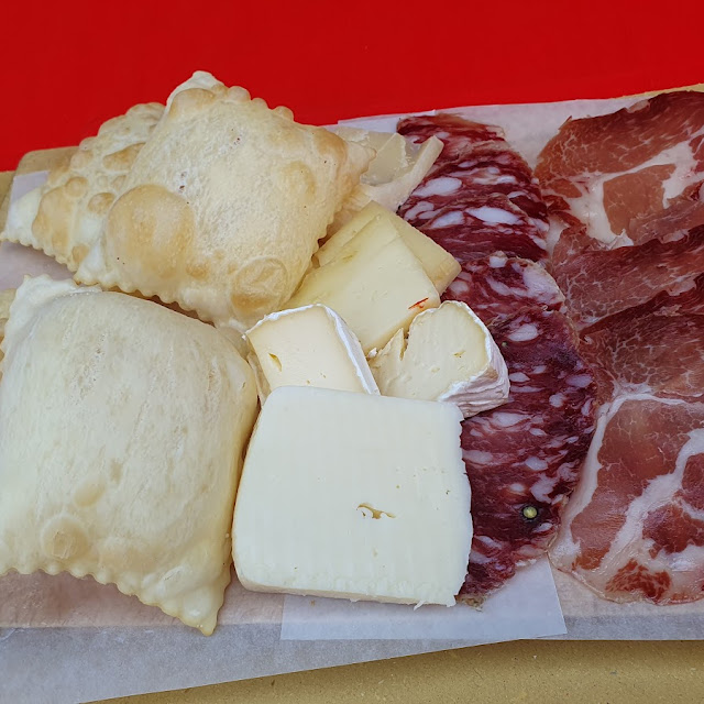 Tagliere Di Salumi Accompagnato Da Gnocco Fritto