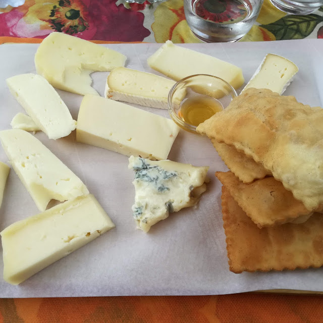 Tagliere Di Formaggi Accompagnato Da Gnocco Fritto