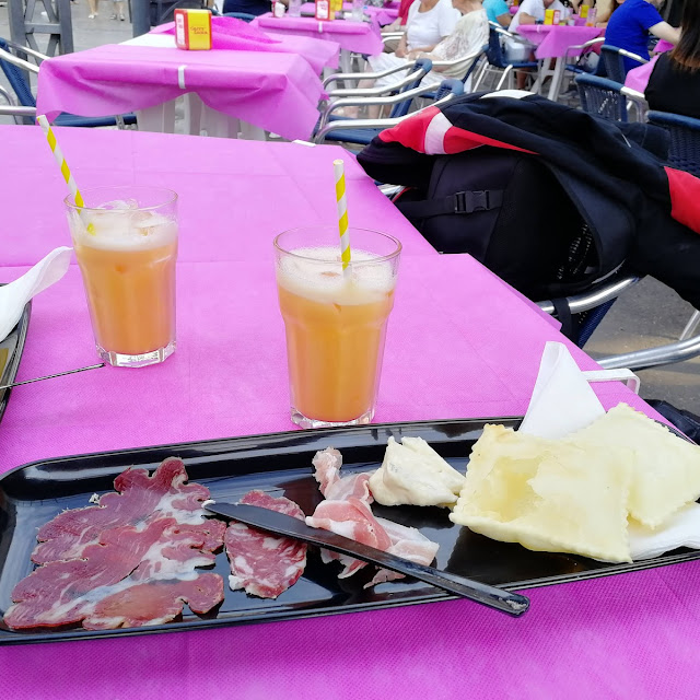 Cocktail Analcolico Della Casa Servito Con Aperitivo A Base Di Salumi Zola E Gnocco Fritto