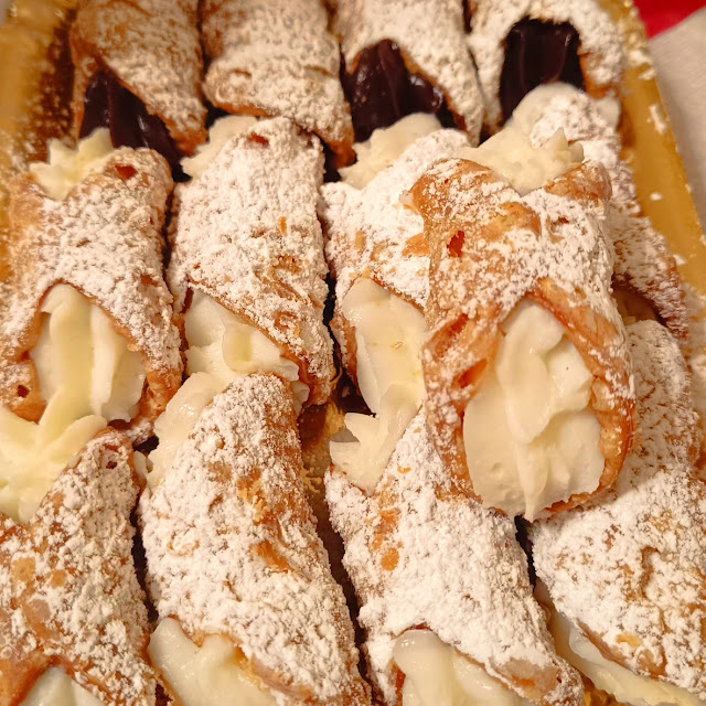 Traditional Sicilian Cannoli
