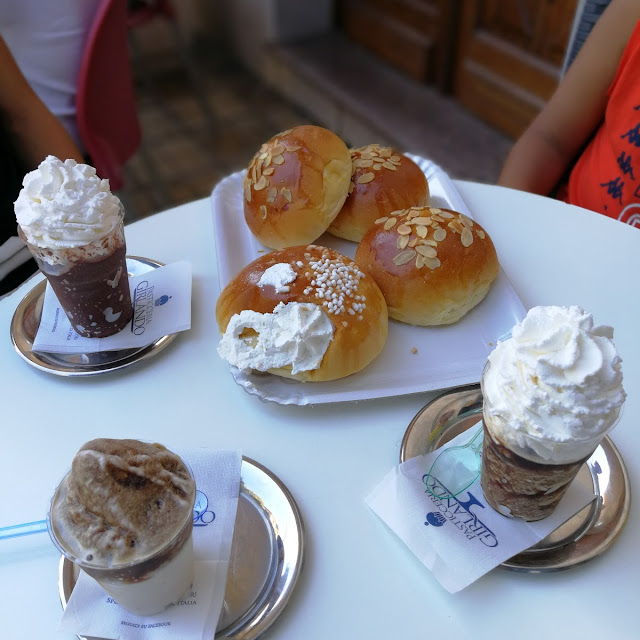 Granita Di Mandarla E Brioche
