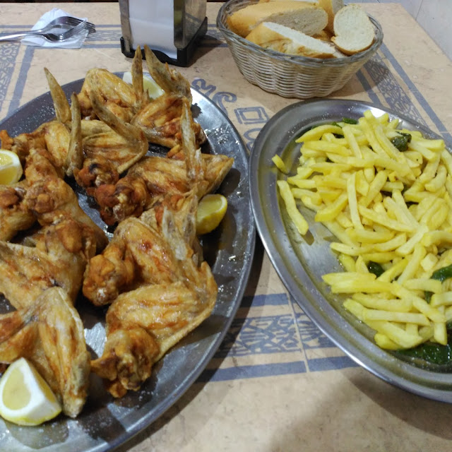 Ración de Alitas de Pollos Que Se Acompaña de Patatas Con Pimientos