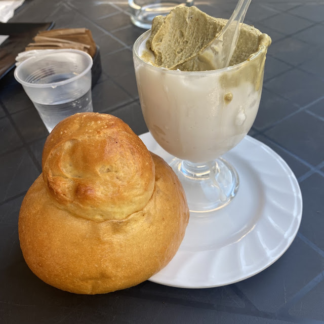 Granita Pistacchio E Mandorla Tostata E Brioches