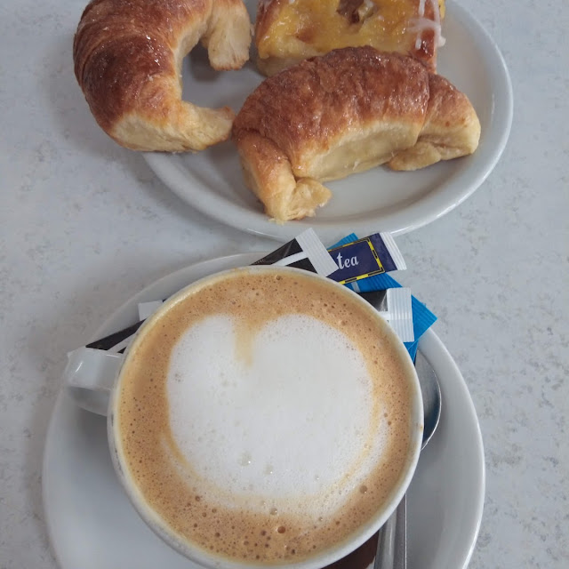 Café Con Leche Y Medialunas Saladas