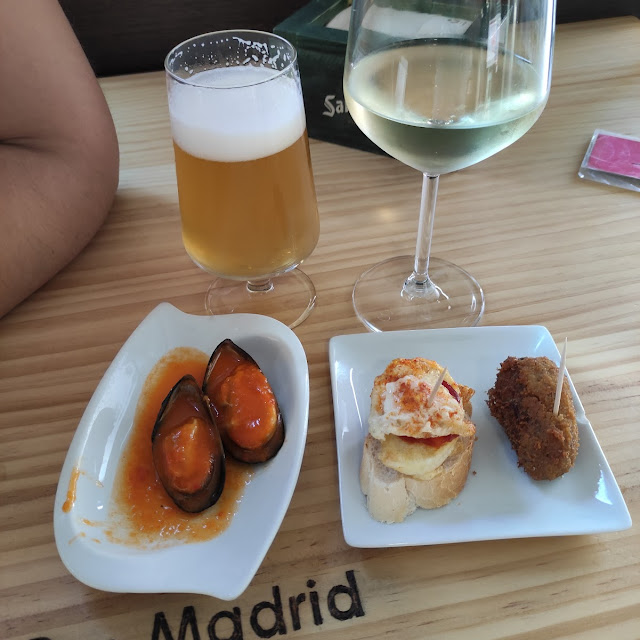Tapa de Mejillones Huevo de Codorniz Y Croqueta de Carrilleras