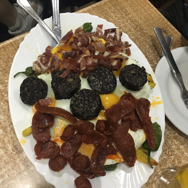 Huevos Rotos Con Chorizo Y Morcilla