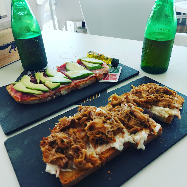 Tosta Serrano Y Aguacate Y Tosta de Carne Asada Con Ensalada de Col