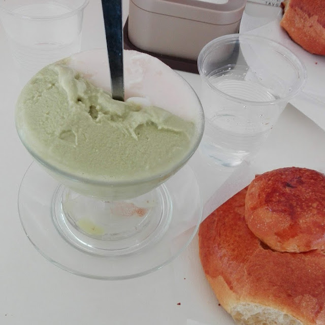 Granita Mandorla E Pistacchio Con Brioche Col Tuppo