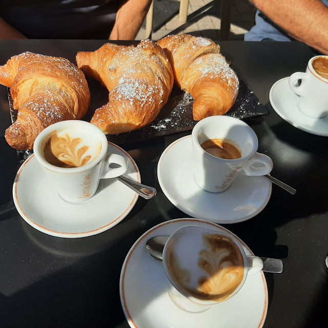 Caffè Con Cornetto Al Pistacchio