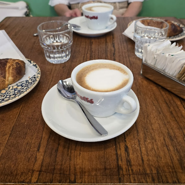 Cappuccino Und Croissant Mit Marmeladen