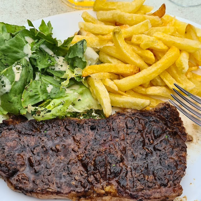 Filetsteak Mit Salat Und Pommes