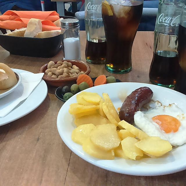 Patatas Huevo Y Chorizo Y Un Plato de Calamares