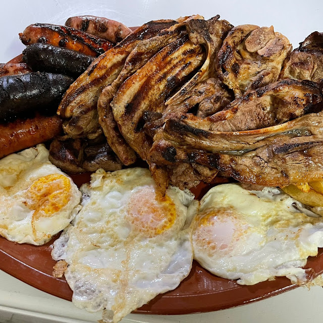 Parrillada de Carne Embutidos Y Patatas