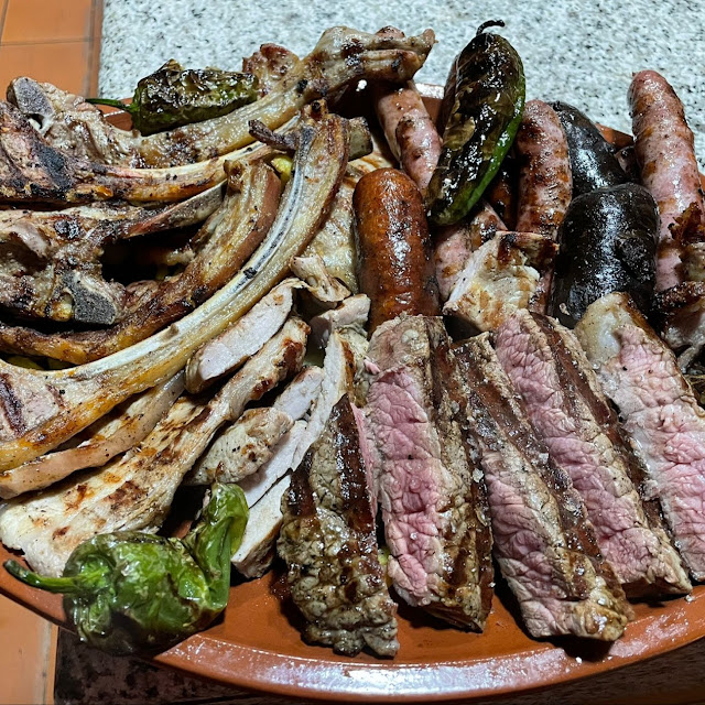 Combinado A la Parrilla de Carne Embutidos Y Pimientos