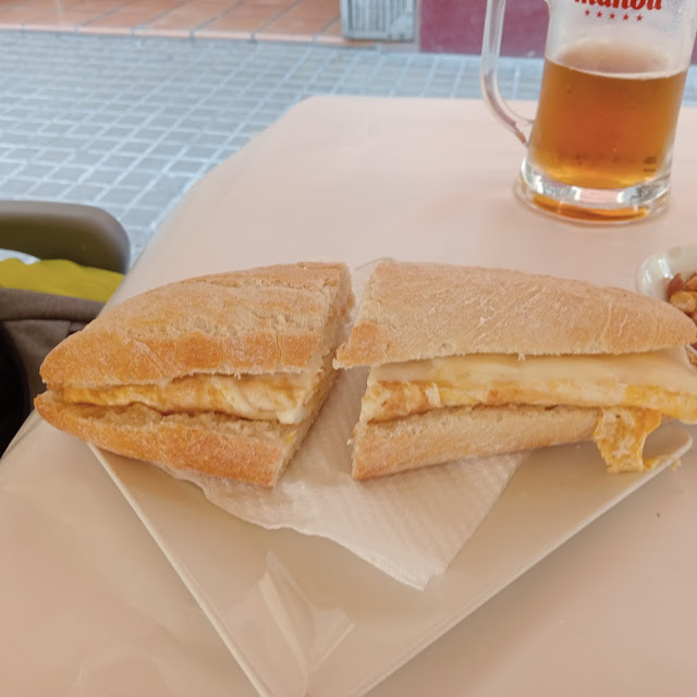 Bocadillo de Tortilla A la Francesa Con Queso