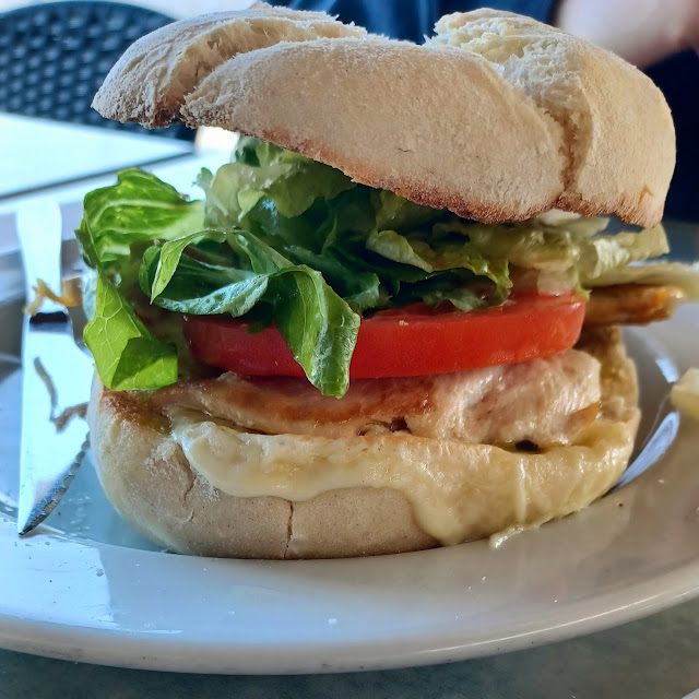 Bocadillo de Pollo Con Queso