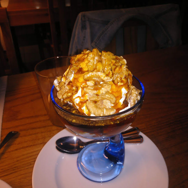 Copa de Helado Con Nata Nueces Y Grand Manier