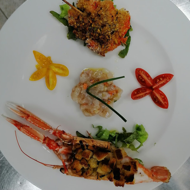 Tris De Antipasti Tartare Di Branzino Scampi Gratinati E Spiedino Di Gamberi In Crosta Di Pistacchio