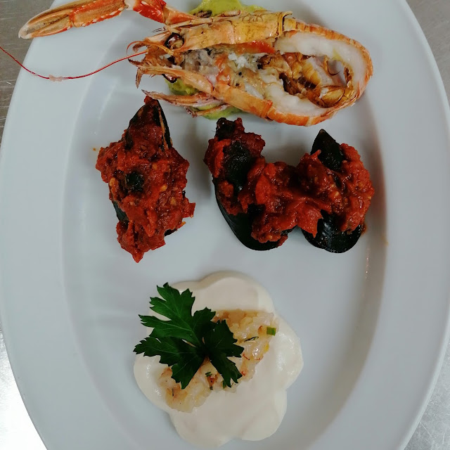 Tris Di Antipasti Tartare Di Gamberi E Burrata Cozze Ripiene Scampi Al Forno E Salsa Di Zucchine