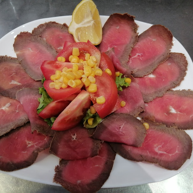 Bresaola Con Songino Mais E Pomodori