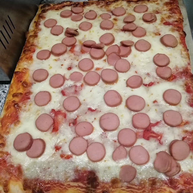 Pizza Margherita Con Wurstel
