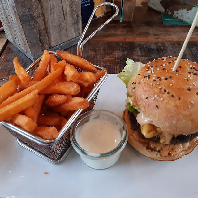 Double-cheeseburger Süßkartoffelpommes Ingwer-limetten-dip