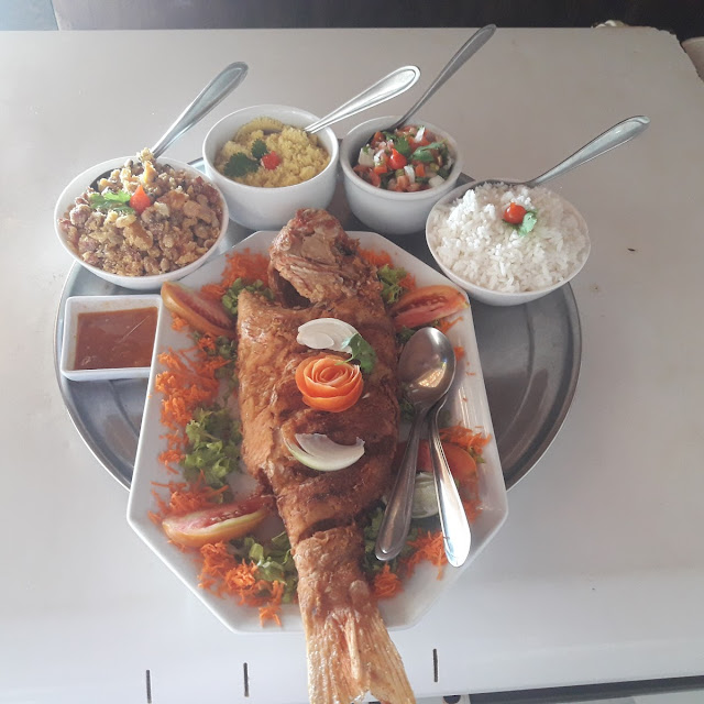 Peixe Frito Arroz Feijão Tropeiro Salada E Farofa