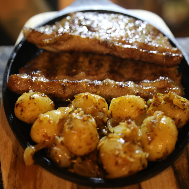 Bife de Chorizo Na Parrilha Com Batatas ao Murro