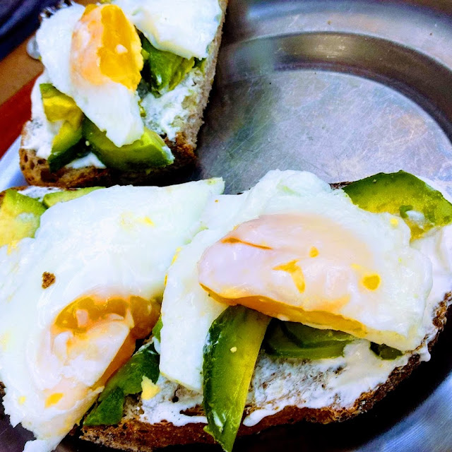Bruschetta de Avocado Y Huevos