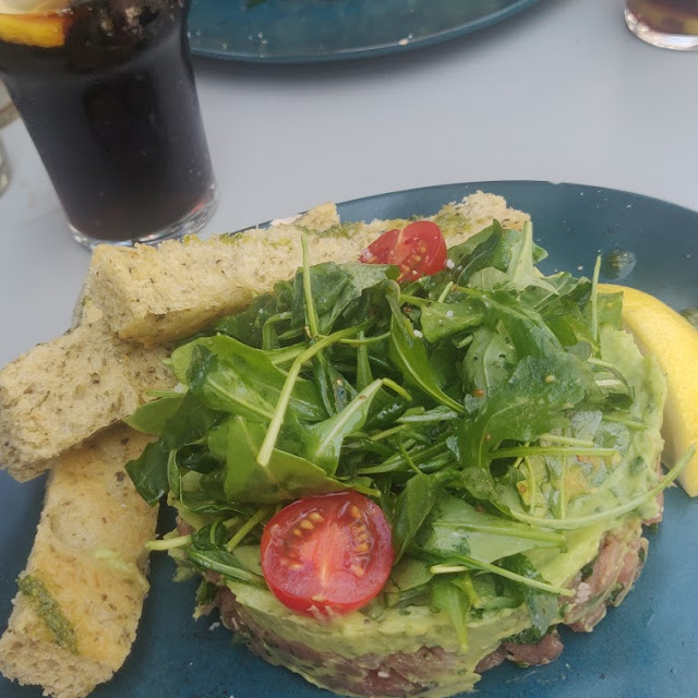 Tartare de Thon Au Guacamole Et Foccacia